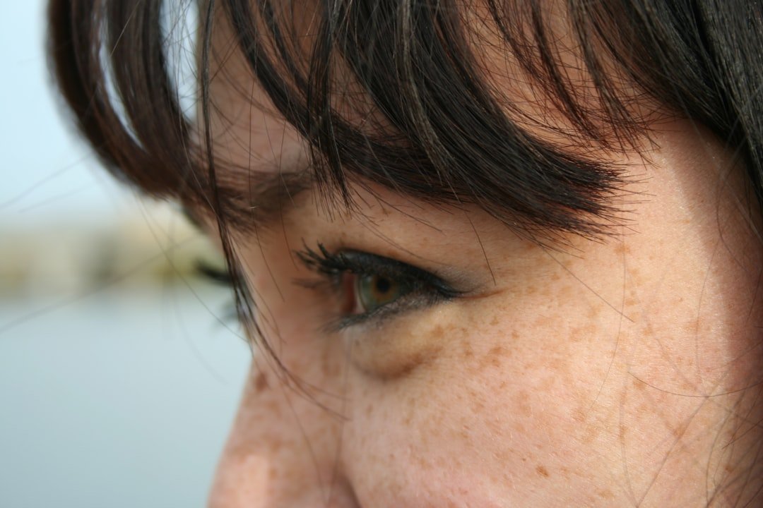 Simple eye makeup using one shadow and eyeliner